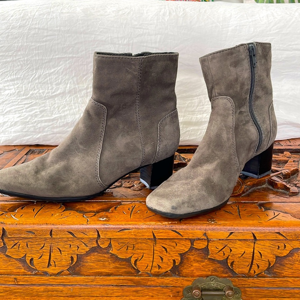 NINE WEST GREY SUEDE BOOTIES